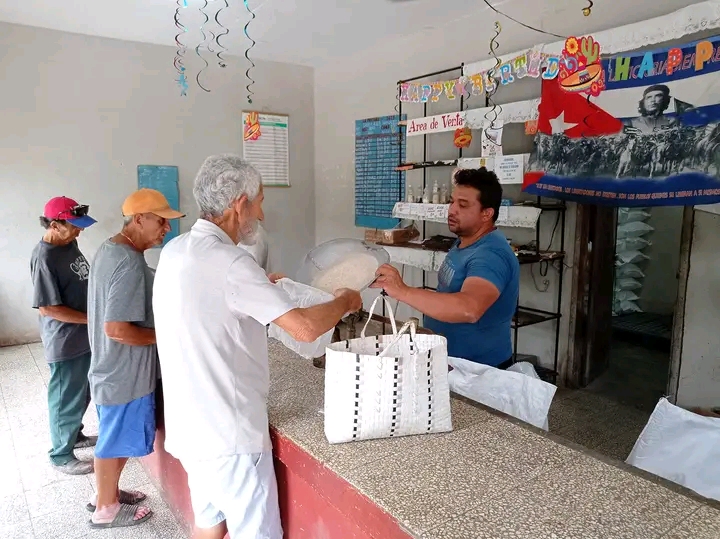 Distribuyen arroz de la canasta
